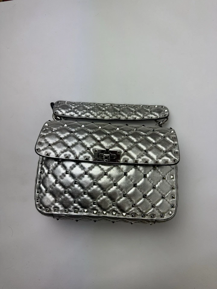 Bolso de Hombro Valentino Garavani Plateado Rockstud Acolchado Metálico Chic Moda Foto 1 de 4