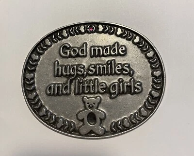 Placa de aluminio fundido - "Abrazos, sonrisas y niños pequeños hechos por Dios" O "niñas pequeñas" Foto 1 de 2