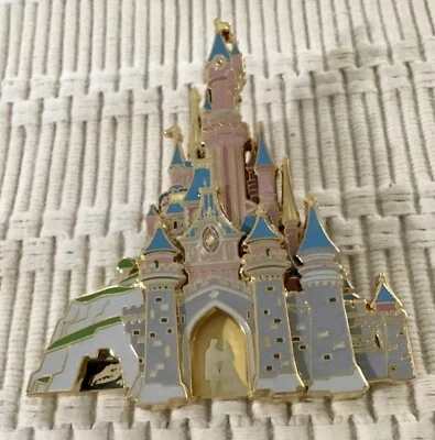 DISNEY 2003 Jumbo 3D AURORA CAST EXCLUSIVE With Two Movable Gates - Image 1 of 3