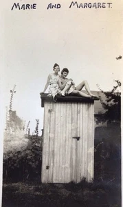 1920’s Vintage PHOTO Farm Two Cute School Flapper Girl Lounge On Top Outhouse - Bild 1 von 3