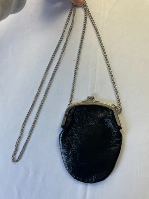 Bolso sin asas bandolera de cuero negro HOBO International cadena plateada Foto 1 de 4