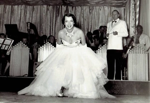 1953 Original Photo singer Lily Pons poses at Moulin Rouge Cabaret Paris France - Picture 1 of 2