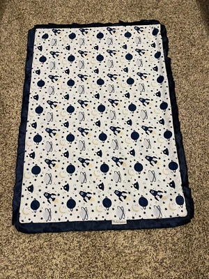 Manta bebé satinada Minky Couture azul cohete planeta espacial estrella luna Foto 1 de 4