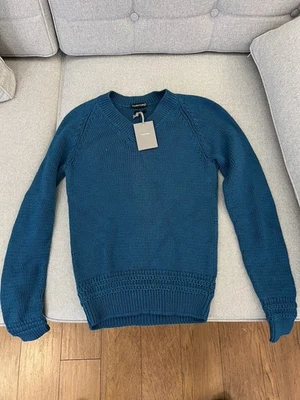 $1170 Suéter TOM FORD Azul Calce Ajustado Tejido con Cable Algodón Grueso Cuello en V Talla Pequeña Foto 1 de 4