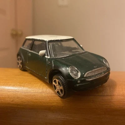 Burago Mini Cooper R50 2000 in White/Dark Green Color 1/43 Scale - Image 1 of 4