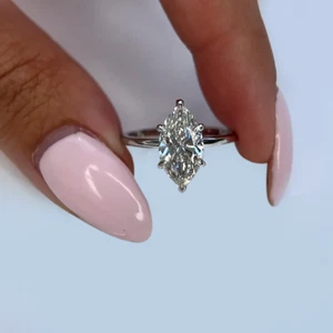 Anillo de compromiso de diamantes talla marquesa IGI cultivado en laboratorio de oro blanco de 18 k de 2,50 quilates - Imagen 1 de 15