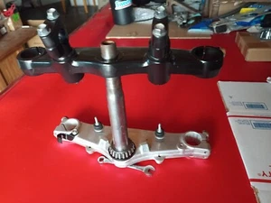 YAMAHA TRI-Z 250 TRIPLE TREES W/HANDLEBAR CLAMPS 1985 35MM EXCELLENT CONDITION! - Picture 1 of 3