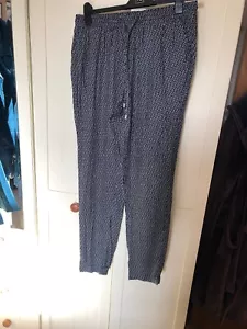 EX C&A YESSICA Ladies Black Tile Print Cuffed Lightweight Trousers Size M NEW - Picture 1 of 12