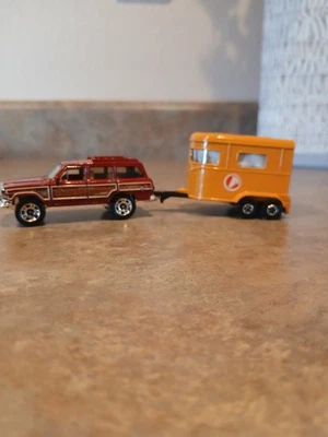 Matchbox Jeep Wagoneer 2017 MB1082 Burgundy  w/ Pony Trailer  - Image 1 of 4