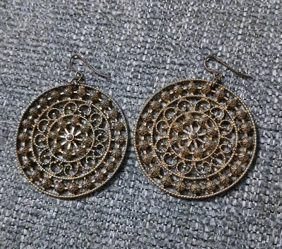 Gold Tone Filigree Medallion Earrings Boho Cut Out Coin Disc 2 1/2 Inch Diameter - Изображение 1 из 4