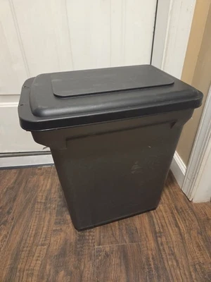 IRIS WeatherPro Airtight、狗、猫、鸟和小宠物食品储存容器... — 第 1/4 张图片