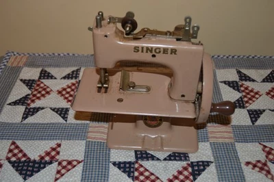 MÁQUINA DE COSER VINTAGE CANTANTE MODELO 20 NIÑOS JUGUETE MANIVELA BRONCEADA COLECCIONABLE Foto 1 de 4