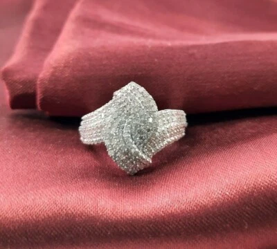 Anillo de cóctel de plata de ley 925 de 1,21 quilates de corte redondo natural con remolino de diamantes blancos Foto 1 de 4