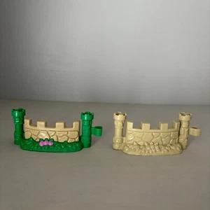Fisher Price Little People Schloss Zaun Stein Garten Rosen 2 Stück - Bild 1 von 5