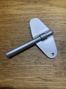 Schlüssel für großen Traktor Renault Spielzeug CIJ 8/51 8/80 8/82 - Bild 1 von 4