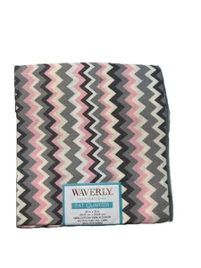 Waverly Inspirations 100 % Baumwolle Fat Quarter - 18" x 21" - rosa grau Chevron - Bild 1 von 5