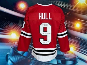 BOBBY HULL SIGNED CUSTOM CHICAGO BLACKHAWKS "GOLDEN JET HOF 19" INSCRIBED JERSEY - Picture 1 of 2