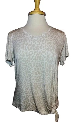 Camisa Matty M Manga Corta Nudo Corbata, Color Beige, Estampado Animal Talla Grande Usada en Excelente Condición Foto 1 de 4