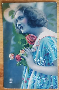 Glamour Chica con Rosas Foto Real Postal PC 1920 París Francia Sin Usar. - Imagen 1 de 1