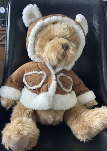 Chaqueta de invierno FAO Schwarz Plush Bear con capucha 2008 19"" de alto y se sienta 15"" - Imagen 1 de 6
