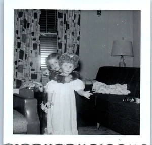 Niña abrazándola muñeca para caminar tamaño natural años 50 - MCM decoración de muebles foto de colección - Imagen 1 de 2