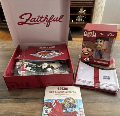 SAN FRANCISCO 49ERS 2025 CAJA DE REGALO STH LADRILLOS DE CONSTRUCCIÓN, FIGURA DE SAM, BANDERA, ARTE Foto 1 de 4