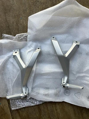 Clavijas y soportes traseros para pasajeros Ducati Panigale V-2/StreetFighter V-2 OEM Foto 1 de 4