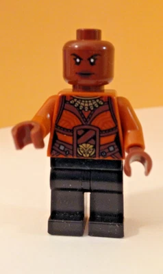Lego sh0476 Okoye - Minifigura - Superhéroes/Pantera Negra - Tapa Naranja Oscuro Foto 1 de 4