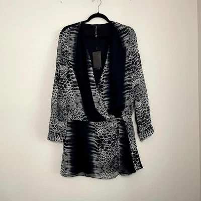 Nuevo con etiquetas W118 Por Walter Baker Brooke Escala Plateada Mini Vestido Envolvente Delantero de Cóctel Foto 1 de 4