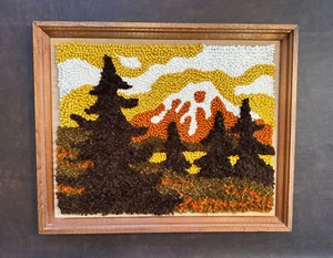 Vintage MCM Bucle Punto de Cruz Montaña Paisaje Pinos Boho Colgante de Pared - Imagen 1 de 2