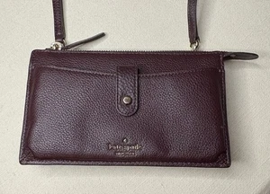 Kate Spade Jackson Small Tab Crossbody Clutch Handtasche Chocolate Cherry EUC NEUWERTIG - Bild 1 von 8