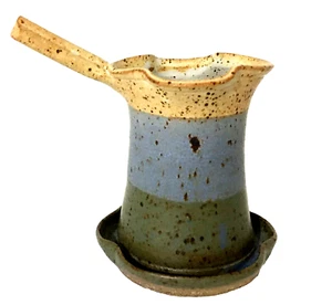 Studio Art Keramik Soßen-/Soßenkrug mit untergesetzter Untertasse blau hellbraun 4,5" Höhe 8 Unzen EUC - Bild 1 von 8
