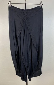 DIVIDED by H&M Gr. 38 weite Hose schwarz Viskose Haremshose bestickt Blumen 9B9 - Bild 1 von 5