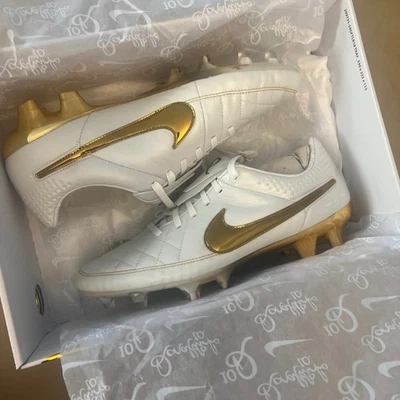 Nike Tiempo Legend RGN FG SE 9.5 Ronaldinho “Touch Of Gold” IF4388 100 2025 Foto 1 de 4