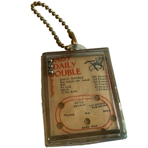 PORTACHIAVI VINTAGE CORSA DI CAVALLI GIOCO MARGHERITA DAILY DOPPIO VINTAGE ANNI 40-50 IDENTIFICATIVO PORTACHIAVI - Foto 1 di 4