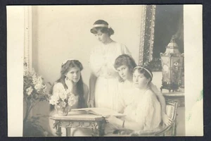 Russia, figlie zar, vecchia cartolina - Foto 1 di 2