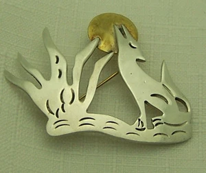 WHIMSICAL TAXCO ESTATE COYOTE HOWLING AT MOON STERLING SILVER & BRASS BROOCH PIN - Picture 1 of 4