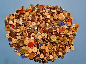 1250g Knöpfe Konvolut Sammlung Mix - verschiedene Größen und Farben - Bild 1 von 2