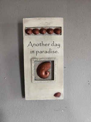 Placa de parede 'Another Day In Paradise' com conchas de cobre 83/4"×41/4" - Imagem 1 de 4