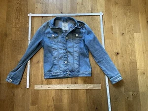 Strong Amazing Girl Jeansjacke in hellblau Gr. 152 mit Schmetterlings Stickerein - Bild 1 von 7