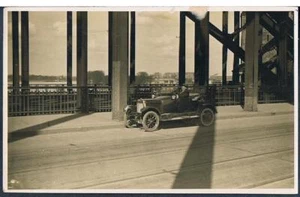 SCHWARZ-WEISS-FOTO EINES OFFENEN OLDTIMERS UND HERREN UM 1920 - Bild 1 von 1