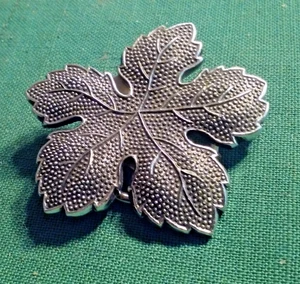 Vintage signierter Western Germany silberfarbener Metall strukturierter Blatt Schal Clip unbenutzt - Bild 1 von 4