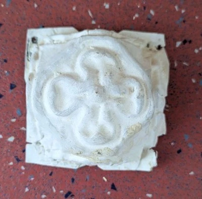 Antiguo azulejo floral floretista Shabby Chic moldeado de estaño prensado salvamento arquitectónico Foto 1 de 4