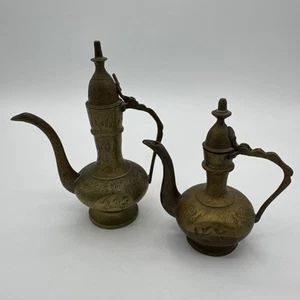 2 Vintage handgeätzt Messing Krug Teekanne Klappdeckel Dschinn Lampe gemarkt Indien F - Bild 1 von 21
