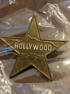 RARO PIN INSIGNIA HOLLYWOOD 5 ESTRELLAS FUTURO PRIMITIVO PALMERA METAL DE COLECCIÓN ANTIGUO - Imagen 1 de 9