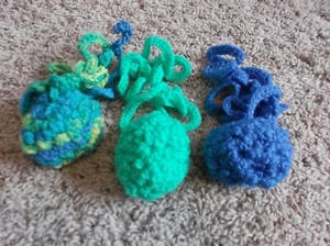 NEU - Menge 3 handgefertigte gehäkelte Katze Puff Ball Spielzeug mit Katzenminze und Schlüsselbänder - Bild 1 von 3