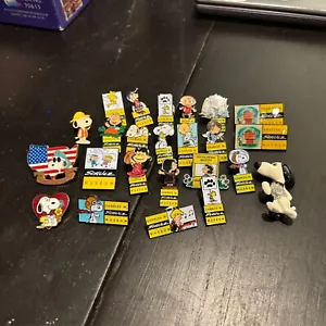 Lotto di 24 spille Peanuts Snoopy Charlz Schulz Museum PIns rare - Foto 1 di 7