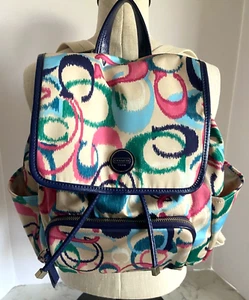 Mochila Coach IKAT Scribble Multicolor Firma Nueva Sin Etiquetas Auténtica Borde Azul Marino ¡RARA! - Imagen 1 de 14