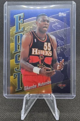 1998-99 Topps East/West Dikembe Mutombo Hakeem Olajuwon #EW7 HOF Foto 1 de 2