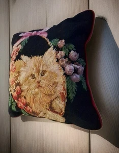 Almohada de terciopelo rojo punta de aguja de lana elegancia vintage gatito en cesta floral 13" - Imagen 1 de 12